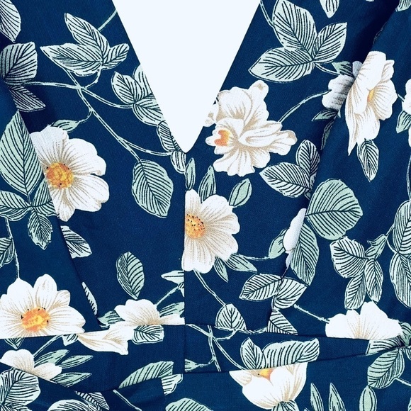 New-shop17 Floral Print Deep V-neck, Open Tie Back, Wide Leg One Piece Jump Suit - Picture 5 of 16